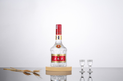 光与酒的交响 五粮液52度第七代白酒静物摄影的美学之旅